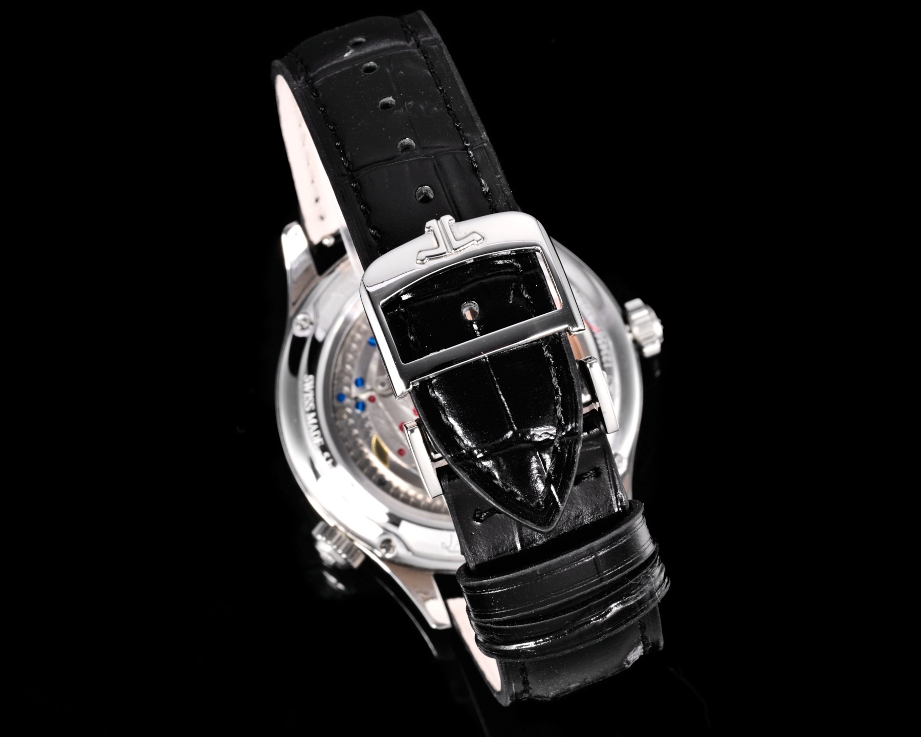 Factory出品
【市場最高版本】JL積家 各路大咖都叫它大醜 其實賦予的是極高贊美 論品味與外觀 在鐘錶界有著舉足輕重的地位 戴出去怎麼都是長臉 各種彰顯品味 Master 地理學家大師系列 Q1428421 復刻版全新升級 多功能腕表 升級Cal.939A機芯 打磨效果更近原裝 升級軸 自動陀為玫金邊 字面紋路清晰 功能：日期顯示 雙時區 動力儲備顯示 316L精鋼  直徑42mm  原裝折疊扣！V+ Factory匠心之作 值得你擁有！