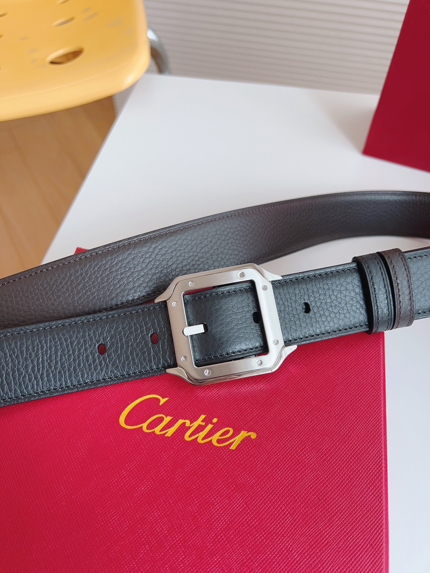 
Cartier（卡地亞）憑借匠心傑作展現與眾不同的美感，融合精湛工藝與經典設計，演繹雋永風格；瀟灑不羈，果敢獨立！此款式易搭配服飾；休閒正裝兩相宜。皮帶寬度：35mm