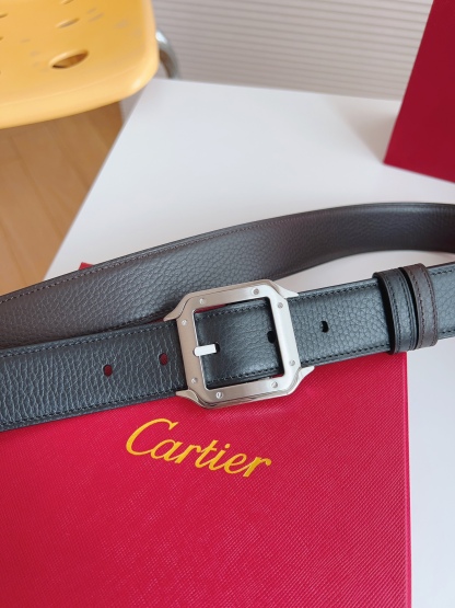 
Cartier（卡地亞）憑借匠心傑作展現與眾不同的美感，融合精湛工藝與經典設計，演繹雋永風格；瀟灑不羈，果敢獨立！此款式易搭配服飾；休閒正裝兩相宜。皮帶寬度：35mm