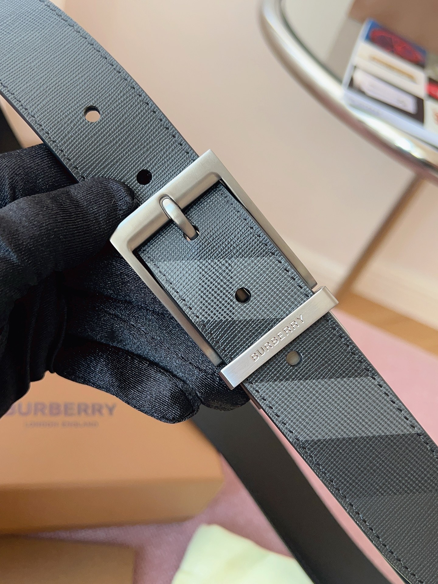 
Burberry博柏利品牌始終秉承傳統精髓，彰顯卓爾不凡的匠制工藝，優雅率性的英倫設計與銳意革新的時尚理念。3.5cm