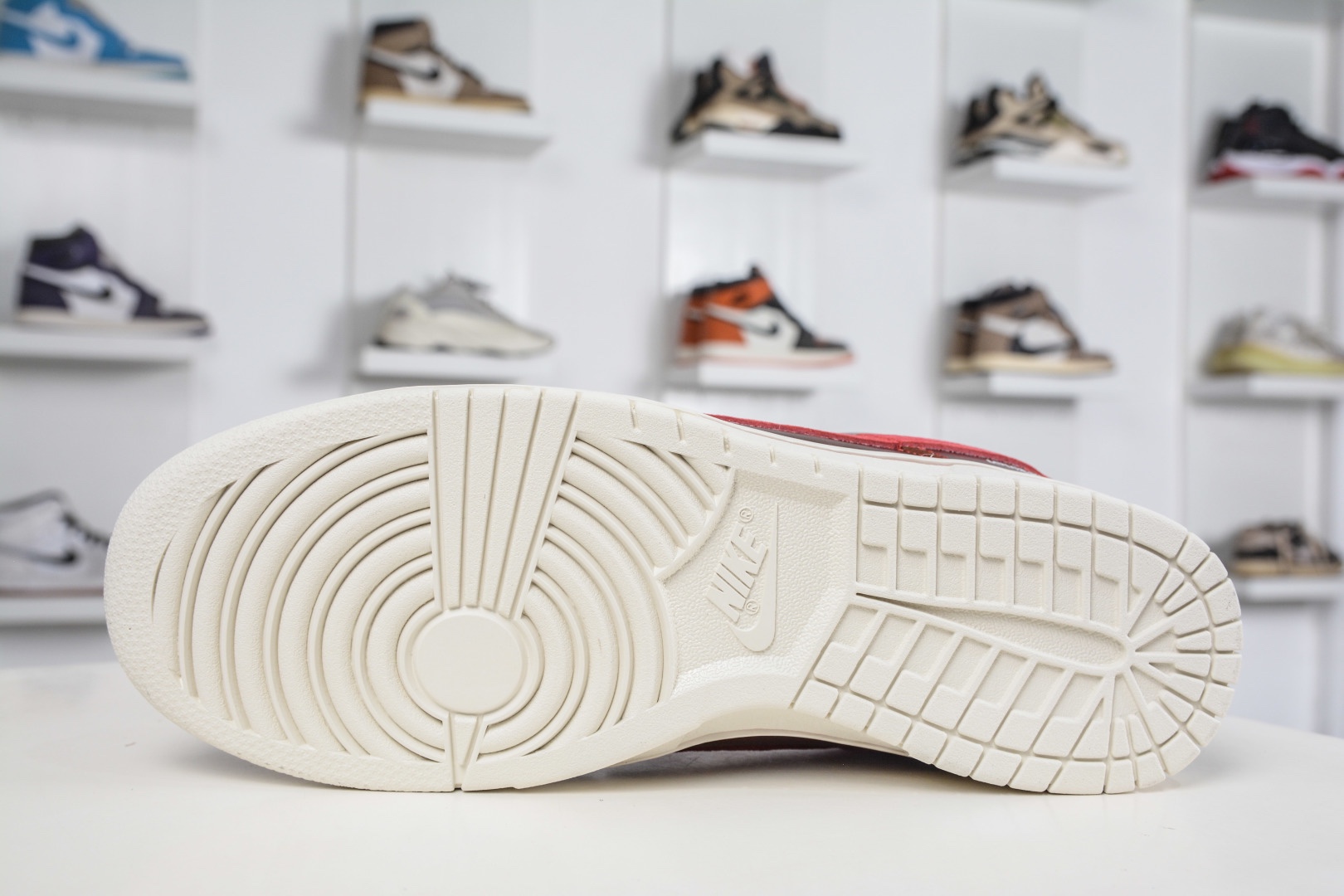 Nike SB Dunk Low x Louis Vuitton LV馬年限定聯名-酒紅棕 
貨號：DS6608 025
尺碼：36 36.5 37.5 38 38.5 39 40 40.5 41 42 42.5 43 44 44.5 45