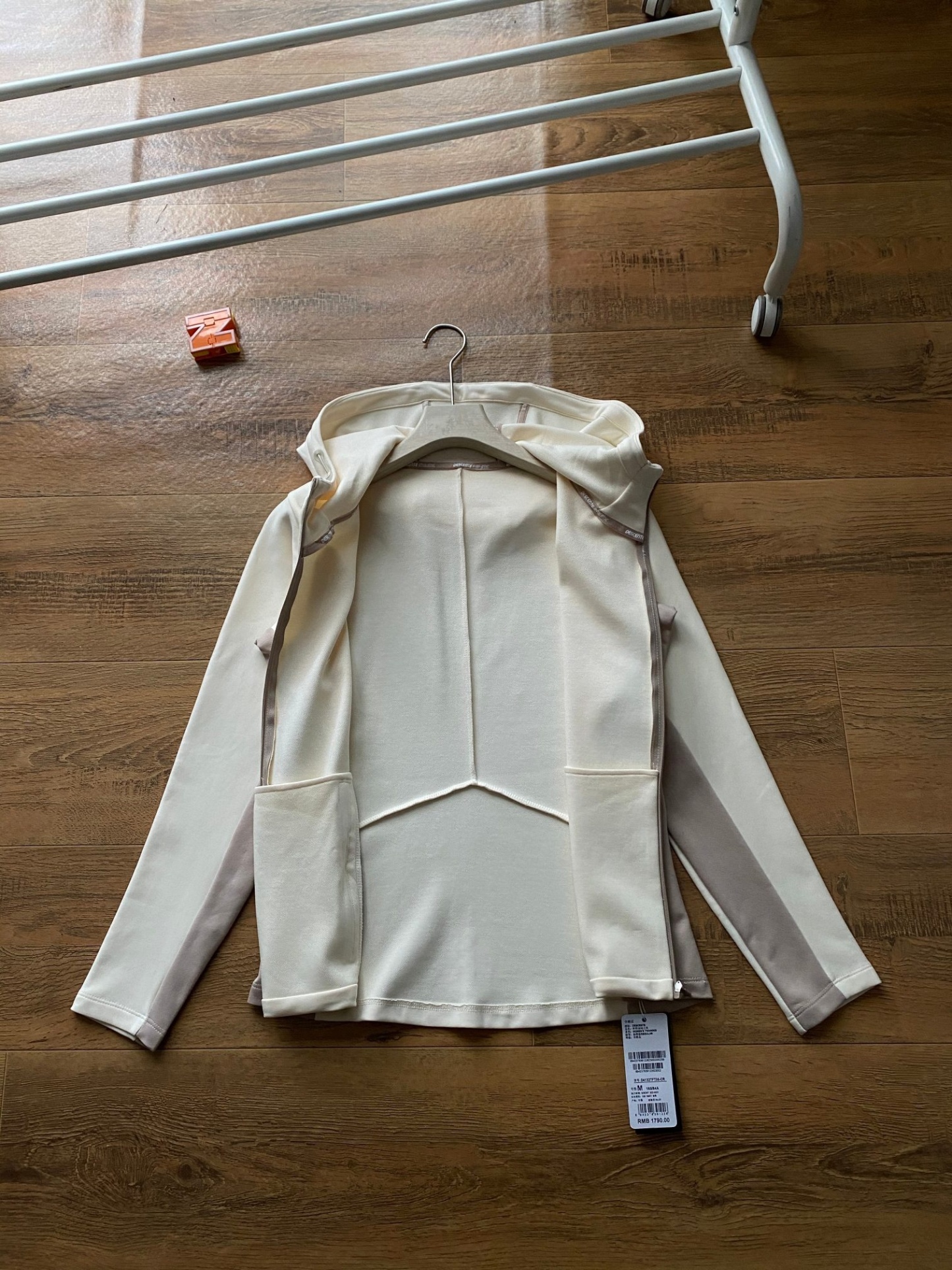 DST女款拼接連帽開衫春秋外套 新款女外套DESCENTE迪桑特空氣層面料輕盈柔軟舒適女士針織運動外套 採用空氣層面料製成的針織運動外套。色澤柔和溫暖，觸感輕柔順。腋下兩側拼色撞色搭配，時尚大氣版型舒適，搭配卡其拉鍊細節，更添女性化氣息。 面料:聚酯纖維84.1%氨綸15.9% 柔軟/彈性/舒適 常規合身款/運動休閒 柔舒軟適不失感質，青春時髦的氣質蔓延開來！初秋需要的時尚質感保暖！一件很很牛贊！很帥！顏高值單品！原原廠單！三標齊全品！質巨棒！
顏色：如圖
