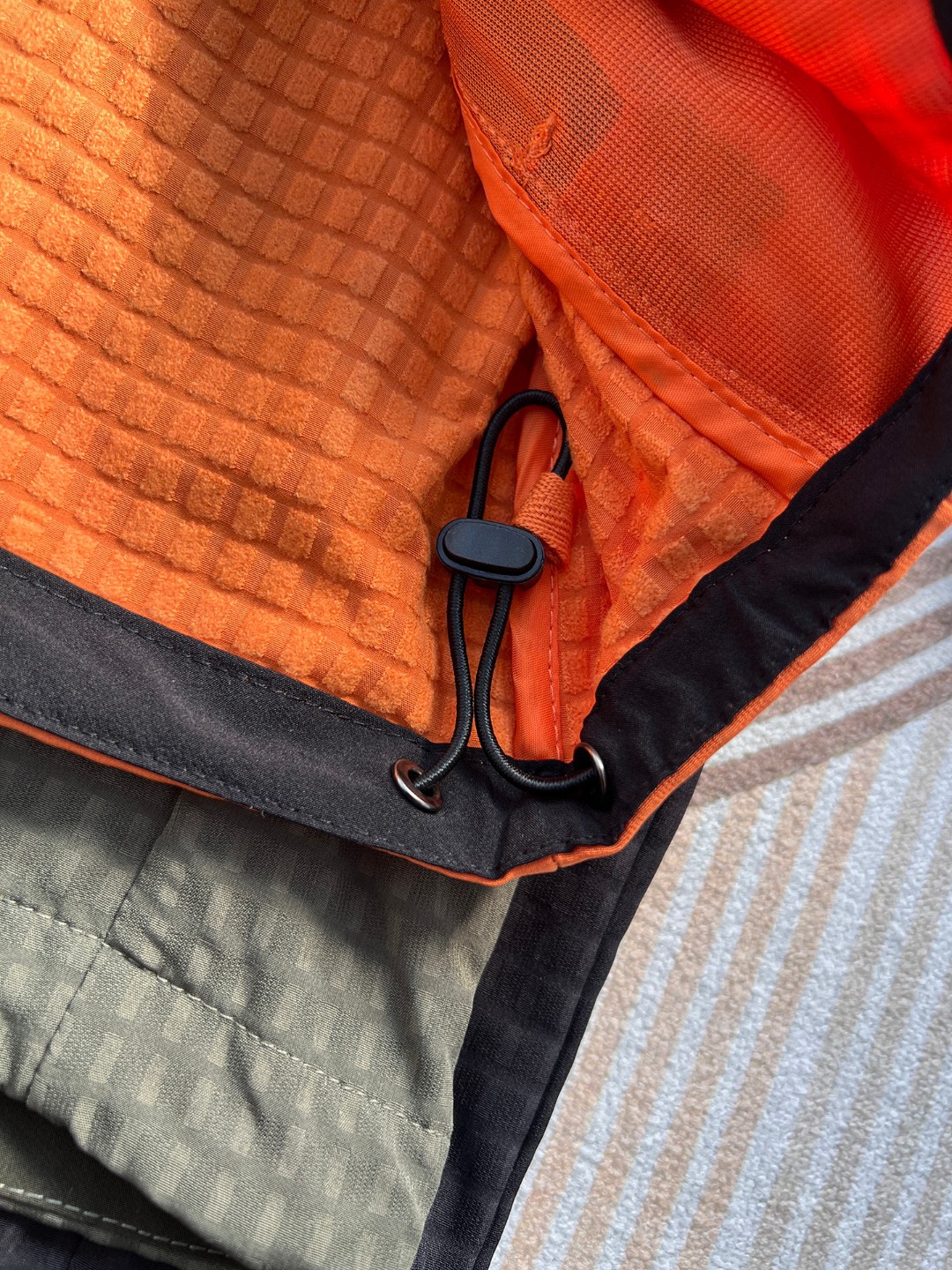 2026年春季新款猛獁象MAMMUT輕量單層彈力外套夾克 男女同款 軟殼連帽夾克
面料95的聚酯纖維 5的氨綸 輕盈帶彈力  手感柔軟舒適   不靜電 質感輕膚，，自帶纖維紋理 ，格紋凹槽 空氣流通  可快速散熱  吸濕排汗 
款式設計簡約大牌，胸口拼布拉鍊口袋 ，多處細節採用四針六線🧵設計點綴，肉眼可見的工藝美
手插口袋，做的壓膠無痕一公分外延  內隱藏拉鍊口袋 上下刺繡鎖邊 提升品質
彈力袖口 輕便舒適 ，下擺出帶有調節繩，穿搭風格可隨意切換
日常休閒  上班通勤 戶外運動  舒適百搭