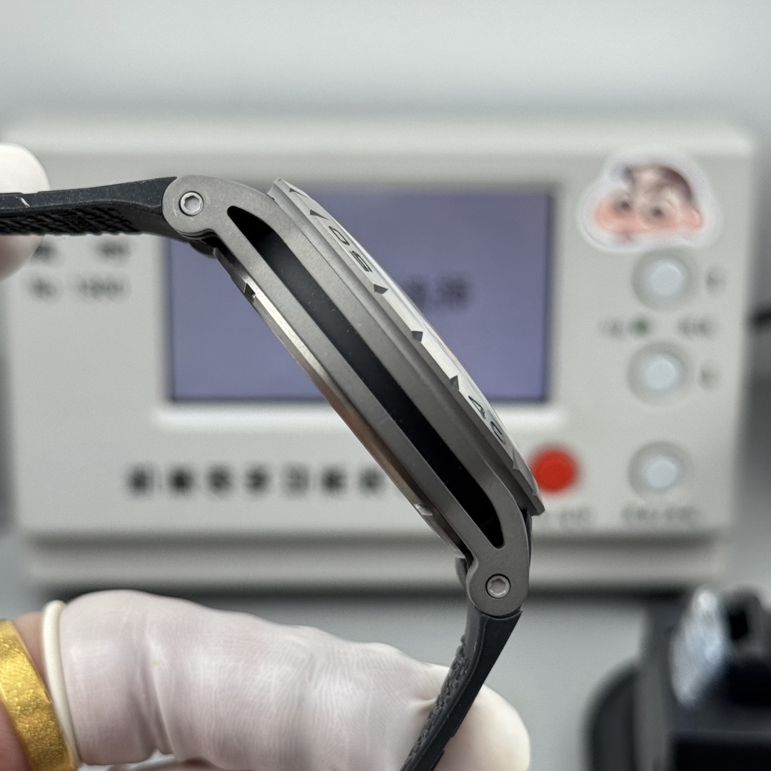 『新廠-NEW Factory』王者歸來唯一鈦金屬表殼.型號：RDDBEX0479腕表，這款腕表極具羅傑杜彼品牌代表性的設計，星型的框架設計，凱爾特十字架形陀飛輪，配有秒盤和小秒針，更顯機械感，幾乎一眼就可識別。表殼直徑45mm，厚度13.5毫米，搭載海鷗定制RD505SQ手動上鏈機芯，機芯上夾板與魚鱗紋打磨在內的各種超卓精修。          
（非市面其他小廠可比）
1.表殼：鈦合金表殼與原裝同步
2.機芯：一體陀飛輪機芯以六方位精准調校。儲能動力長達：50小時，機芯的主夾板和輪隙與原裝一致，