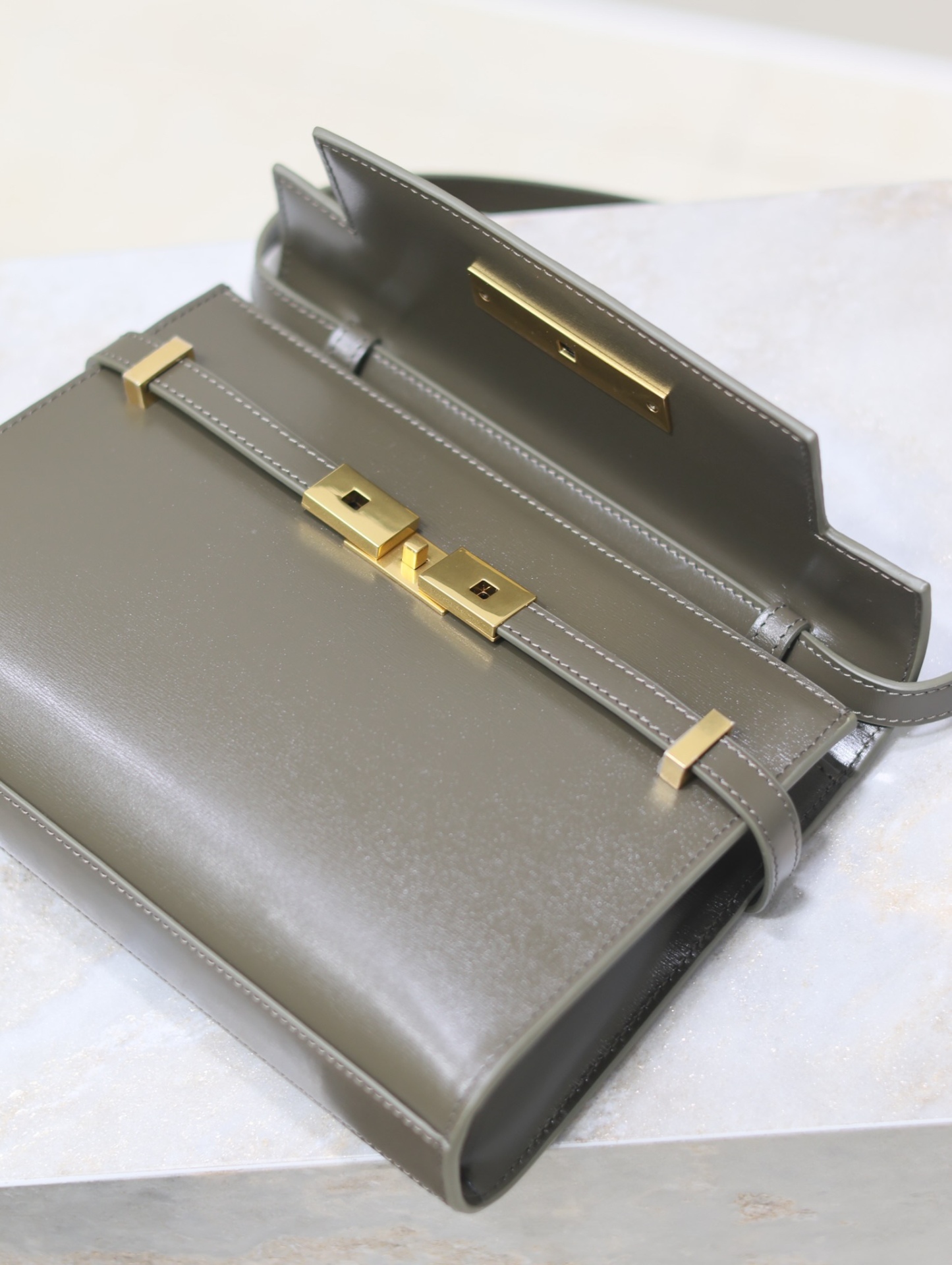 Manhattan_24cm
專櫃同步新款Manhattan法棍包小號24cm全新到貨！最新包型翻蓋曼哈頓法棍包，一改以往經典的logo，取而代之低調簡約的設計風格，它有點像H家的凱莉，很有復古的味道！商務➕休閒兩者結合，總結起來就是百搭！可以手拿，可以單肩或斜挎，一包多用，滿足了商務型女士，又滿足了小女生的休閒！精心挑選的原廠皮、完美的走線、精緻的五金讓整個包包都散髮出高級的味道！
型號：675626
尺寸：24x17.5x6cm