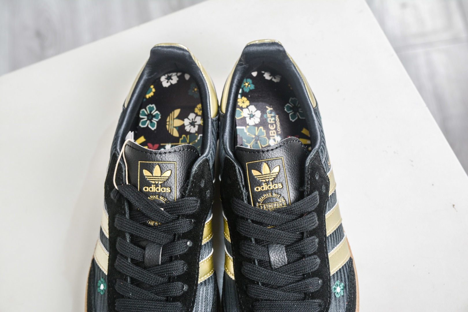 adidas originals SAMBA OG W 此款鞋延續了橡膠外底和經典款式的傳統。
貨號：IH1331
Size：35 36 36.5 37 38 38.5 39 40 40.5 41 42 42.5 43 44 44.5 45