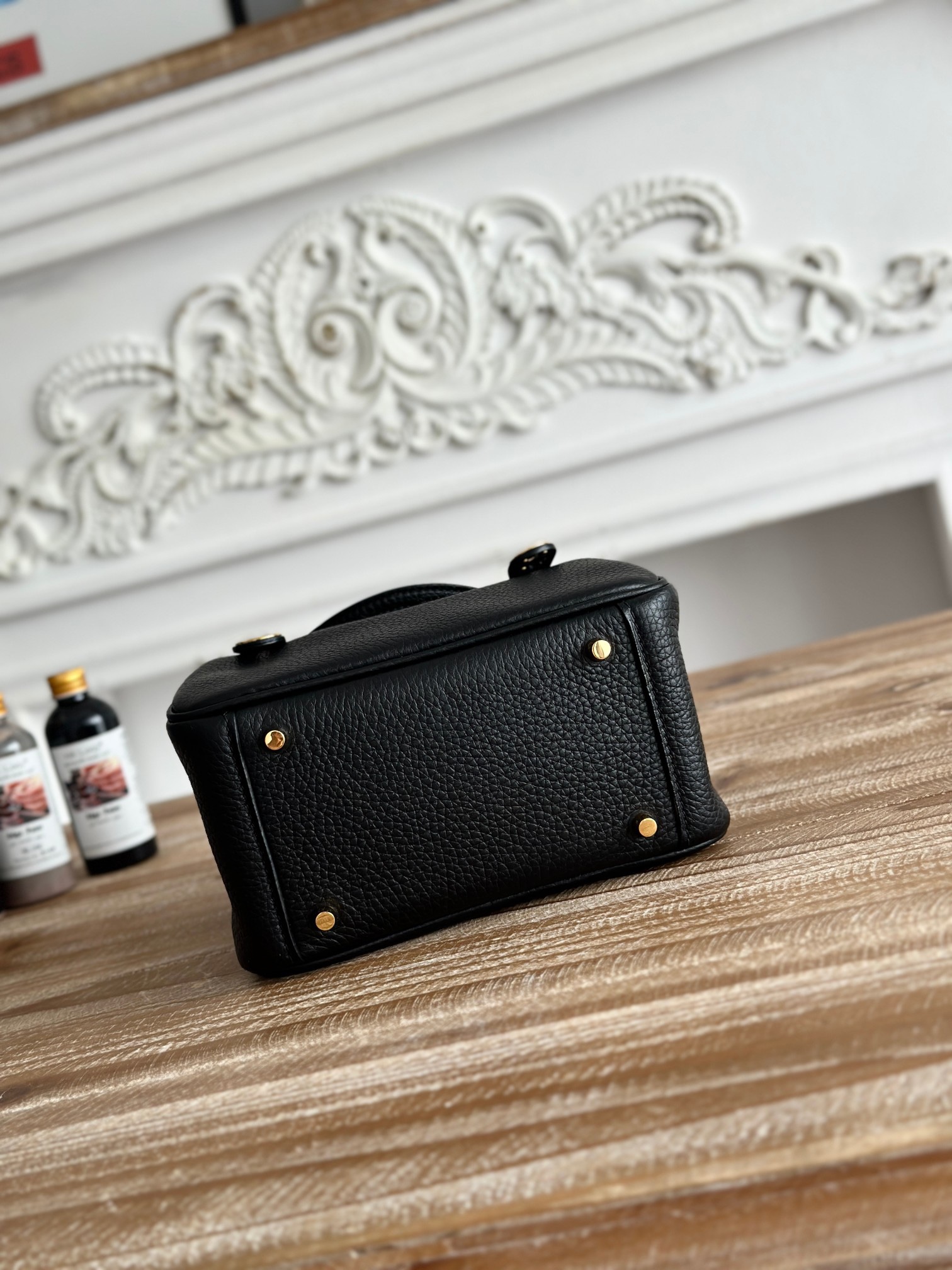 琳迪lindy 19cm	
Tc皮 蜜蠟線半手工縫製
lindy19保留了琳迪包所有細節的完整設計，側口袋、拉鍊等全部都是經典的設計√
這只小可愛暴擊了多少人的少女心