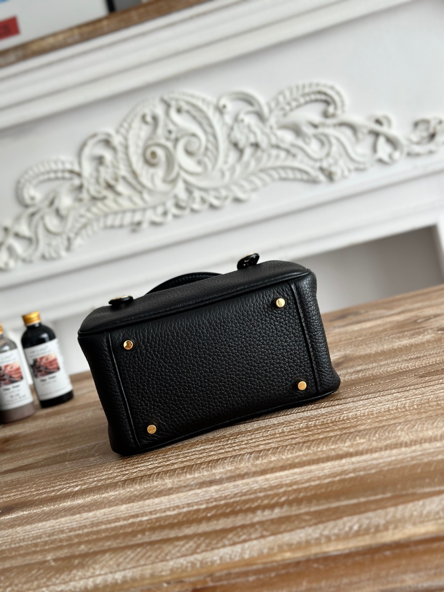 琳迪lindy 19cm	
Tc皮 蜜蠟線半手工縫製
lindy19保留了琳迪包所有細節的完整設計，側口袋、拉鍊等全部都是經典的設計√
這只小可愛暴擊了多少人的少女心