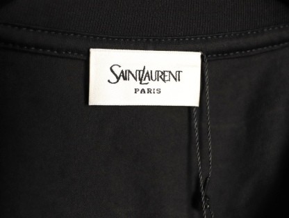 🔝SAINT LAURENT聖羅蘭SLP 小標純色徽標短袖T恤
正品購入開發，50支雙股精品賽爾棉170克，1*1拉架羅紋280克，進口刺繡，面料酵洗，定制1：1商標，寬松版型
B Size：S-XL