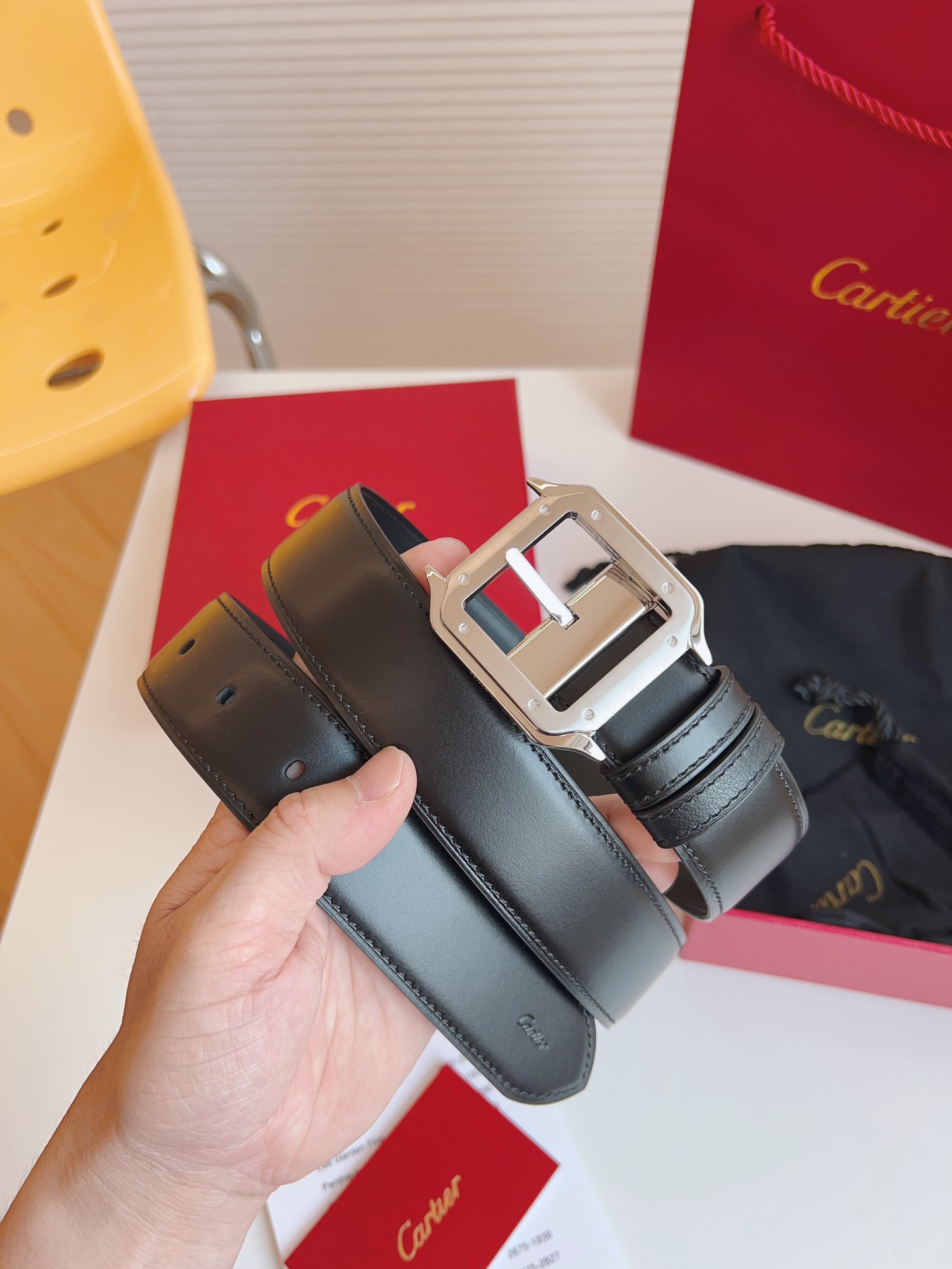 
Cartier（卡地亞）憑借匠心傑作展現與眾不同的美感，融合精湛工藝與經典設計，演繹雋永風格；瀟灑不羈，果敢獨立！此款式易搭配服飾；休閒正裝兩相宜。皮帶寬度：35mm