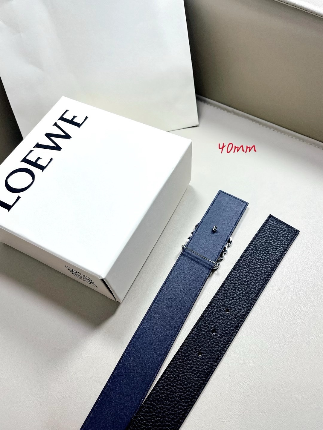 羅意威LoEWE 4.0cm正反兩穿腰帶，選用壓紋牛皮革製成，反復Anagram圖案