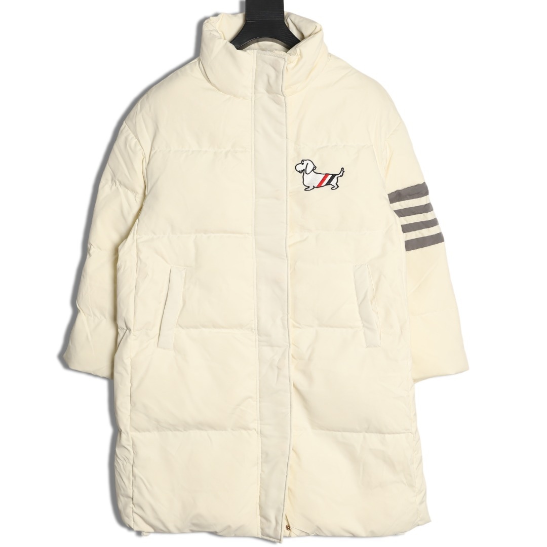 THOM BROWNE/湯姆布朗TB 四槓小狗長款羽絨服
採用進口90鴨絨填充 內外里加雙層內膽不會跑毛 高密度防風抗寒功能性面料 手感柔軟舒適  工藝更是精湛 嚴防鑽絨 採用國際先進的真空充絨技術 增加空氣隔層 不損傷羽線 能保持羽原有的柔軟性、彈性及手感 將羽絨的保暖性發揮到最佳！
N Size：S-M