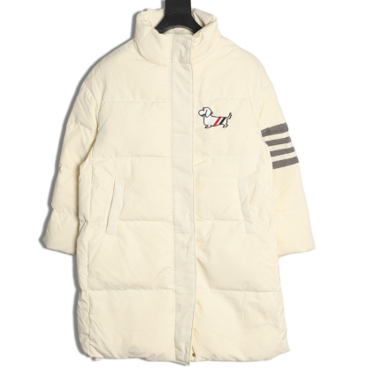 THOM BROWNE/湯姆布朗TB 四槓小狗長款羽絨服
採用進口90鴨絨填充 內外里加雙層內膽不會跑毛 高密度防風抗寒功能性面料 手感柔軟舒適  工藝更是精湛 嚴防鑽絨 採用國際先進的真空充絨技術 增加空氣隔層 不損傷羽線 能保持羽原有的柔軟性、彈性及手感 將羽絨的保暖性發揮到最佳！
N Size：S-M