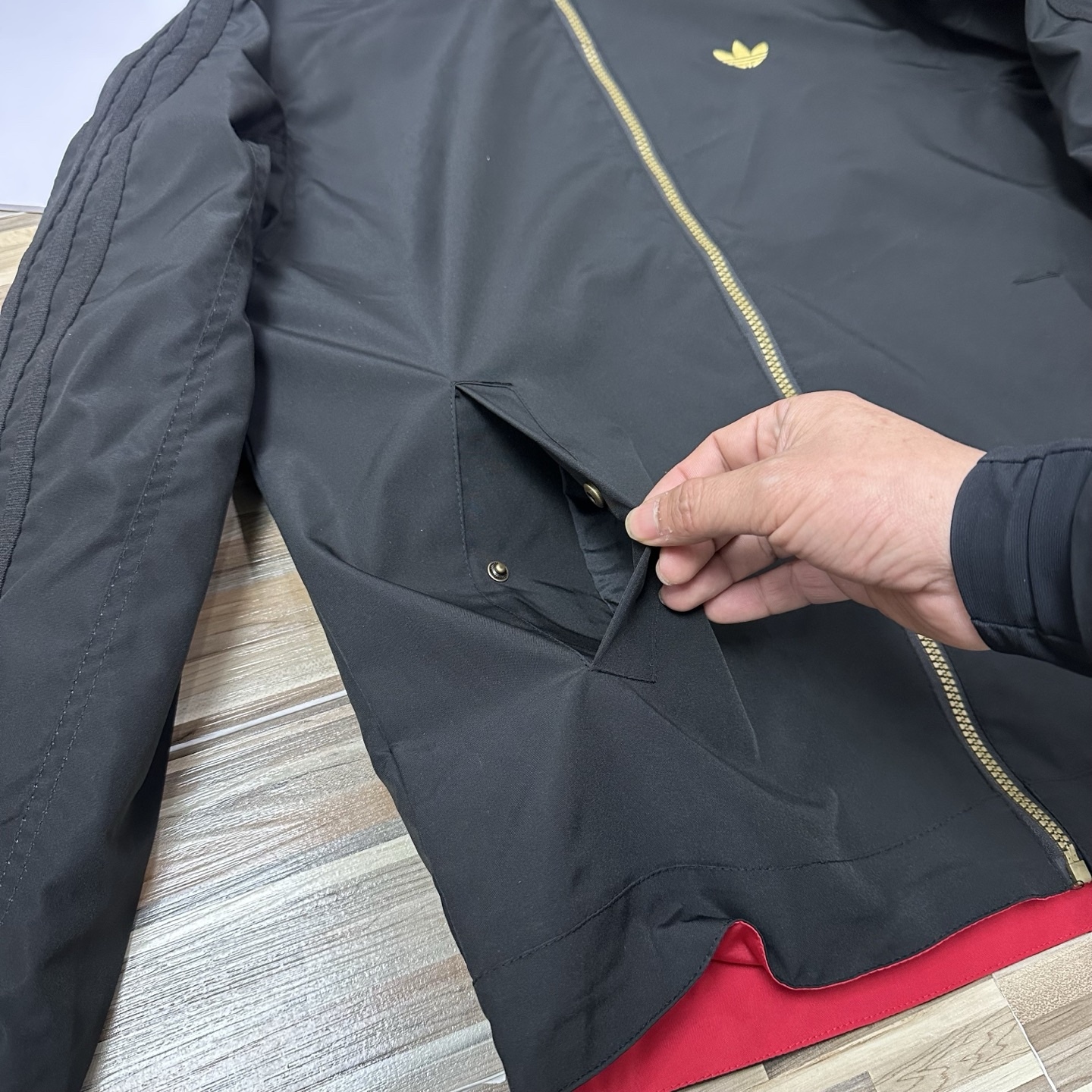 春秋季新款男士夾克外套女士外套夾克雙面穿外套紅色外套阿迪達斯三葉草外套三條槓夾克）
阿迪達斯 Adidas 三葉草兩面穿外套 
​黑紅撞色的外套在秋冬里超吸睛
​設計簡直是性價比王炸，雙面雙風格隨便切換，黑面走復古運動風，紅白條紋領撞色吸睛，側邊編織紋路藏滿細節

後背還有彩色刺繡三葉草，潮得毫不費力，紅面是經典白條紋款，簡約亮眼還巨顯白，
做工細節直接拿捏，全身細密鎖邊走線，針腳勻得找不出一根歪線，側邊編織紋路是規整手工走線，穿再久都不會松垮開線，

五金輔料更是誠意滿滿，領口織帶包边厚实挺