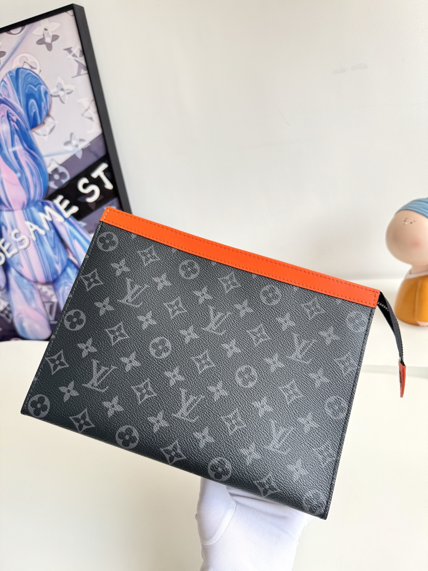 🇫🇷海外原單M26031橙色獨家實拍！Pochette Voyage 中號手拿包取材 Monogram Eclipse 塗層帆布，以明麗皮革飾邊傳遞動感氣息。卡片夾層和內貼袋有序收納隨行所需，攜於手中或收入旅行袋皆宜。尺寸：27×21×6cm