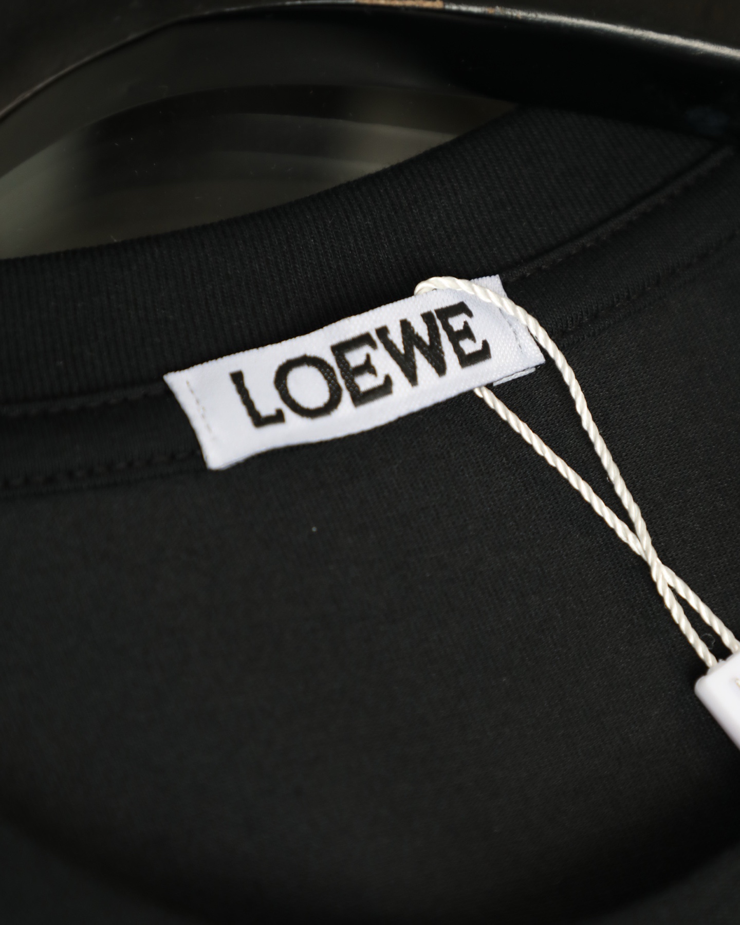 LOEWE/羅意威   2026新款短袖卡通系列小馬印花T恤男女同款

    這款可愛風格的短袖T恤，採用重磅純棉材質，印花是水印透氣性極佳，讓你在炎炎夏日也能保持清爽。
    螺紋領口定制1比1螺紋，二本針雙縫線，不縮水不變形，甄選好棉，成就了軟糯細膩的膚感質感出色，讓你在脫穎而出，還持久耐穿整體是簡約精緻的款式，經過無數次調配的版型上身更顯時筆風度，潮流感拉滿顯瘦“小心機”，落肩設計修飾肩膀厚度，活力滿滿
顏色：  黑色    白色
尺碼：M~2X
尺碼表：圖9