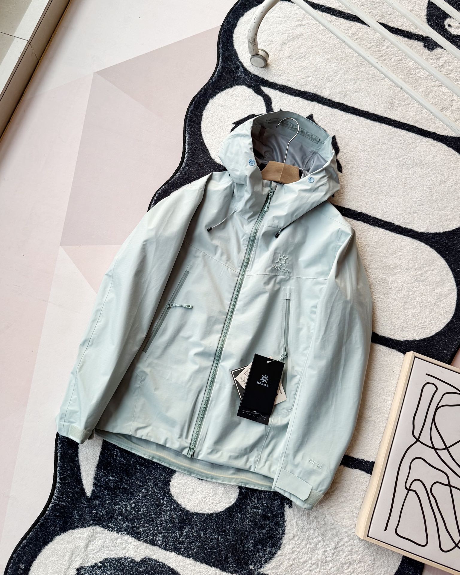 KAILAS凱樂石博格達衝鋒衣！防風防水透氣保溫，六色可選！面料採用與100D Gore-Tex Pro同級防護科技，人性化剪裁設計立體剪裁在肩部、肘部預留充足活動空間，背負重包時也不會束縛動作。風帽後側設有抽繩調節系統，暴雨時收緊可防止雨水糊臉；袖口採用鈎環固定，大幅活動時不易移位。透氣與輕量平衡腋下雙拉鍊設計能在運動時形成有效通風。整體重量控制得當，長途徒步不會造成負擔。可拆卸內膽：三合一設計最驚喜的是羽絨內膽
羽絨內膽特別輕便，保暖效果很好；可拆卸，很方便穿脫，拆掉羽絨內膽，就是一件風殼