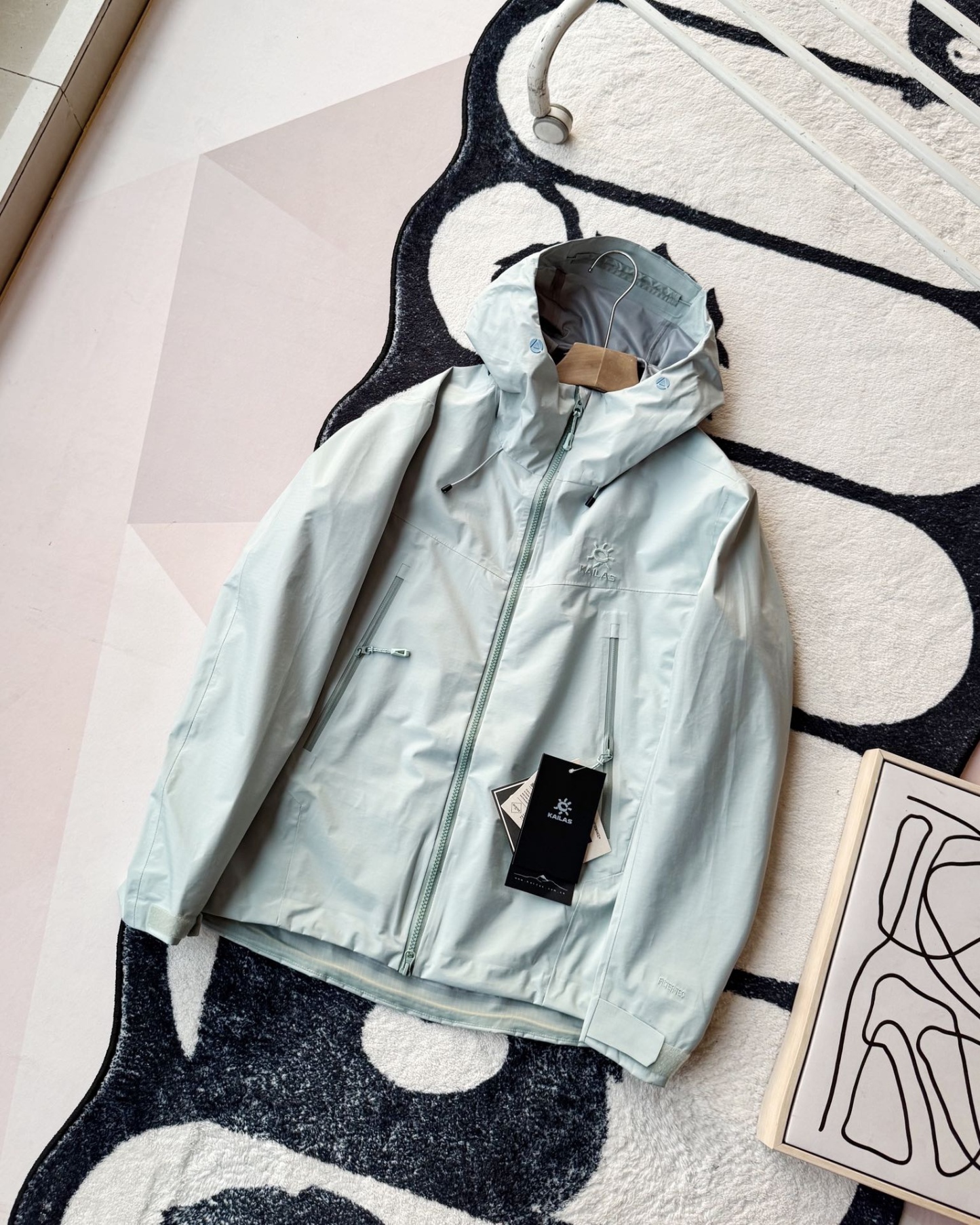 KAILAS凱樂石博格達衝鋒衣！防風防水透氣保溫，六色可選！面料採用與100D Gore-Tex Pro同級防護科技，人性化剪裁設計立體剪裁在肩部、肘部預留充足活動空間，背負重包時也不會束縛動作。風帽後側設有抽繩調節系統，暴雨時收緊可防止雨水糊臉；袖口採用鈎環固定，大幅活動時不易移位。透氣與輕量平衡腋下雙拉鍊設計能在運動時形成有效通風。整體重量控制得當，長途徒步不會造成負擔。可拆卸內膽：三合一設計最驚喜的是羽絨內膽
羽絨內膽特別輕便，保暖效果很好；可拆卸，很方便穿脫，拆掉羽絨內膽，就是一件風殼