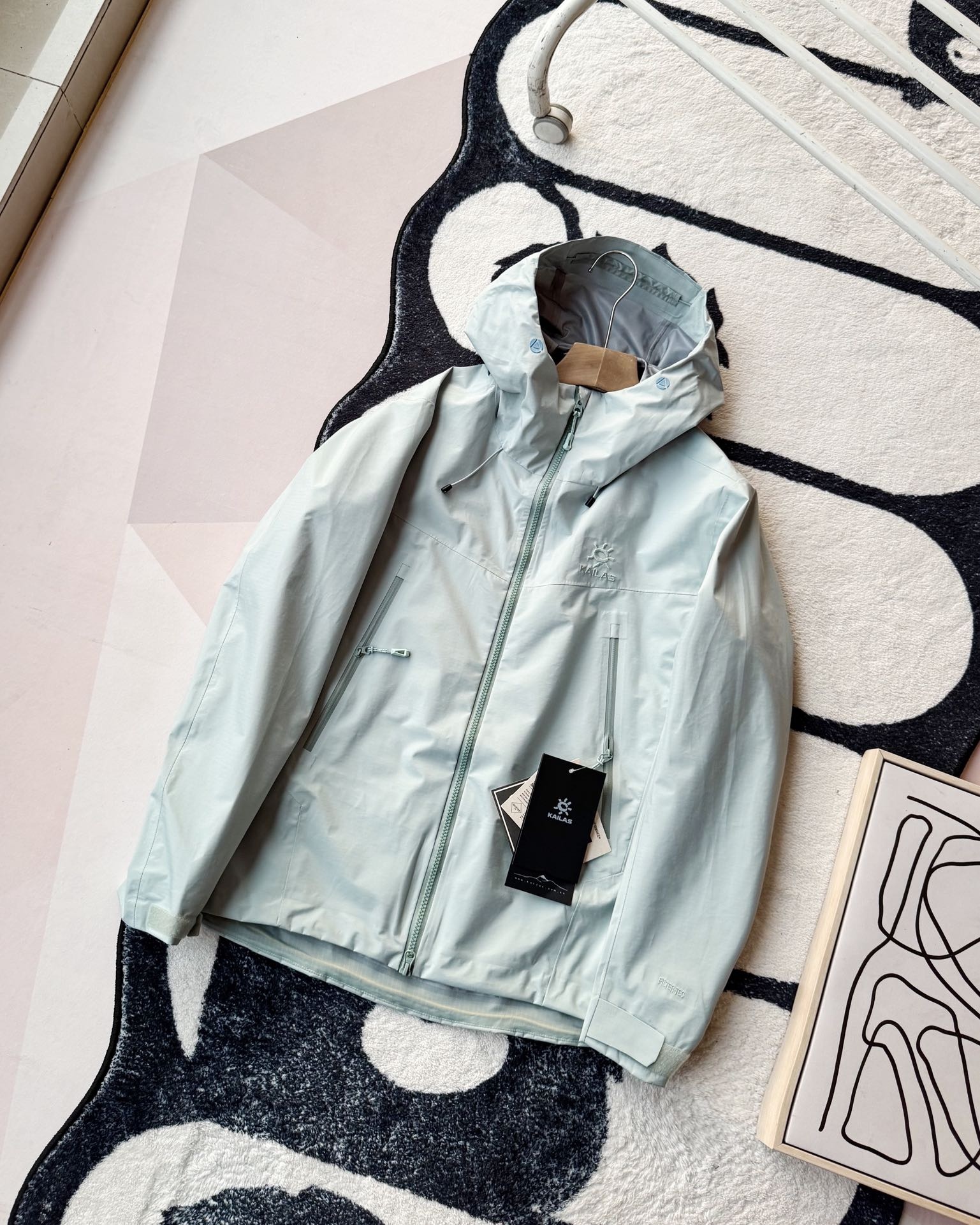 KAILAS凱樂石博格達衝鋒衣！防風防水透氣保溫，六色可選！面料採用與100D Gore-Tex Pro同級防護科技，人性化剪裁設計立體剪裁在肩部、肘部預留充足活動空間，背負重包時也不會束縛動作。風帽後側設有抽繩調節系統，暴雨時收緊可防止雨水糊臉；袖口採用鈎環固定，大幅活動時不易移位。透氣與輕量平衡腋下雙拉鍊設計能在運動時形成有效通風。整體重量控制得當，長途徒步不會造成負擔。可拆卸內膽：三合一設計最驚喜的是羽絨內膽
羽絨內膽特別輕便，保暖效果很好；可拆卸，很方便穿脫，拆掉羽絨內膽，就是一件風殼