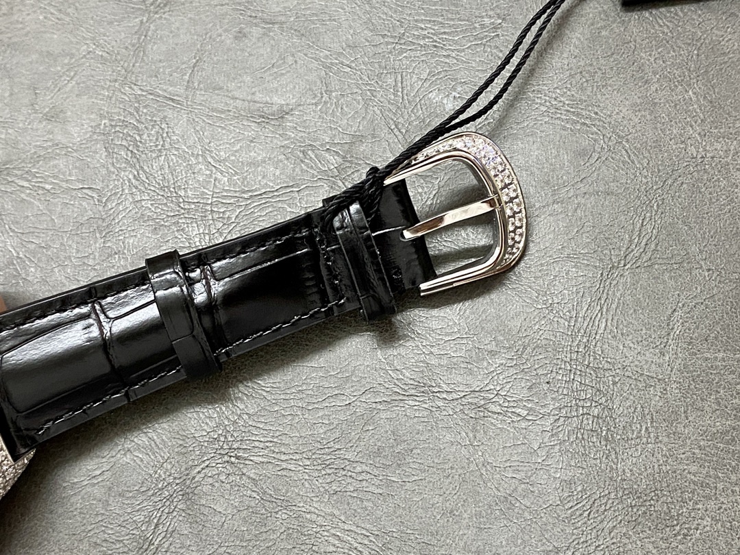 ABF 最新款頂級復刻 法蘭克穆勒 陀飛輪腕表 25鑽鏤空陀飛輪 限量版 歷時一年研發機芯 
1 1:1 超級復刻原裝複雜鏤空機芯 細節完美到位 打造正品機芯獨具的雙發條盒
2超長72小時動力儲存 告別每天手動上鏈 高端玩家的定制款
3 千錘百鍊 316L精鋼表殼 拉絲拋光 提供兩種表殼選擇 跟專櫃VVIP一樣訂制喜好服務 超薄表殼 彎曲弧度 更加貼合手腕 佩戴舒適
4高成本超清拱形藍寶石水晶玻璃 超強通透 防刮耐磨
5純正進口意大利小牛皮 手感品質一流 防水透氣 
6瑞士工程師 原版機芯拆解 一比一甲