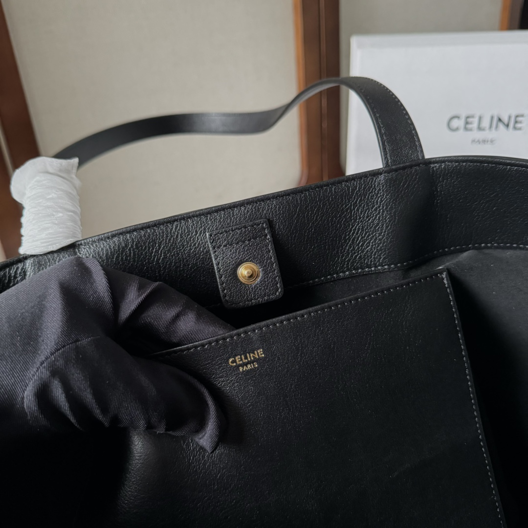CELINE  24夏季新款Cabas 托特包👜
高級百搭又實用/購物袋的款式
展現著簡約美學和實用性～❤️
大容量設計～無論是日常出街還是通勤 都能輕鬆裝下各種物品～袋口可自主調節大小🌹
款號 116853 尺寸：54*29*15cm