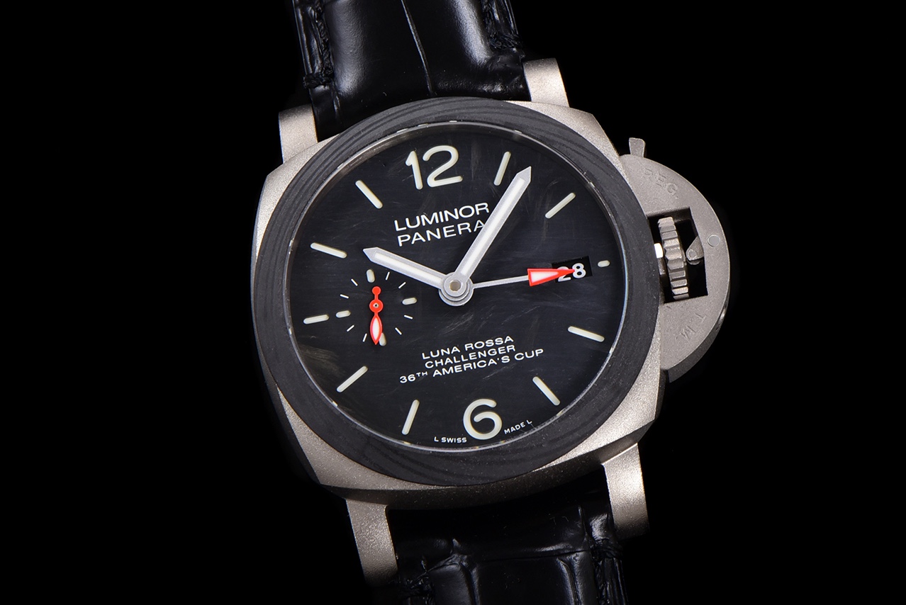 SB限量發行：沛納海廬米諾系列PAM01096腕表，鈦金屬表殼搭配意大利進口小牛皮錶帶，Scafotech TM 材料錶盤，阿拉伯數字及小時標示以白色Super-LumiNova TM 夜光塗層塗覆，綠色夜光顯示。印有特別制訂的「Luna Rossa Challenger 36th America’s Cup」字樣，搭載P.9010/GMT型自動機芯，42毫米。