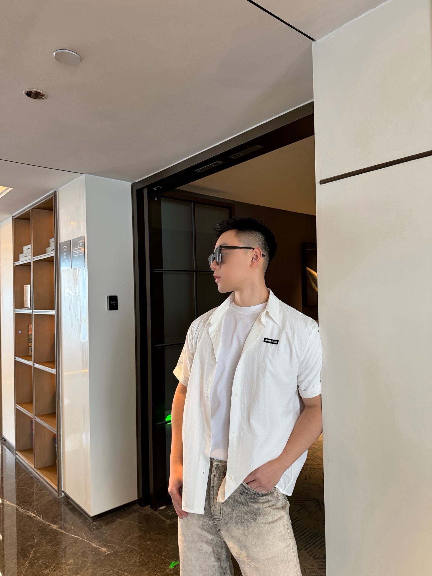 🔝MIU MIU繆繆MM 小黑標短袖襯衫
定制雲柔棉麻平紋料，手工紅外線畫線徽標，以紅外線技術為輔助，實現徽標標籤位置的精准定位與標記，採用側翻埋夾車線工藝，平順整潔，工整整潔，面料都經過砂洗，手感質感更佳，不易變形、不易縮水、不易褪色，合身版型
B Size：40 42 44 46