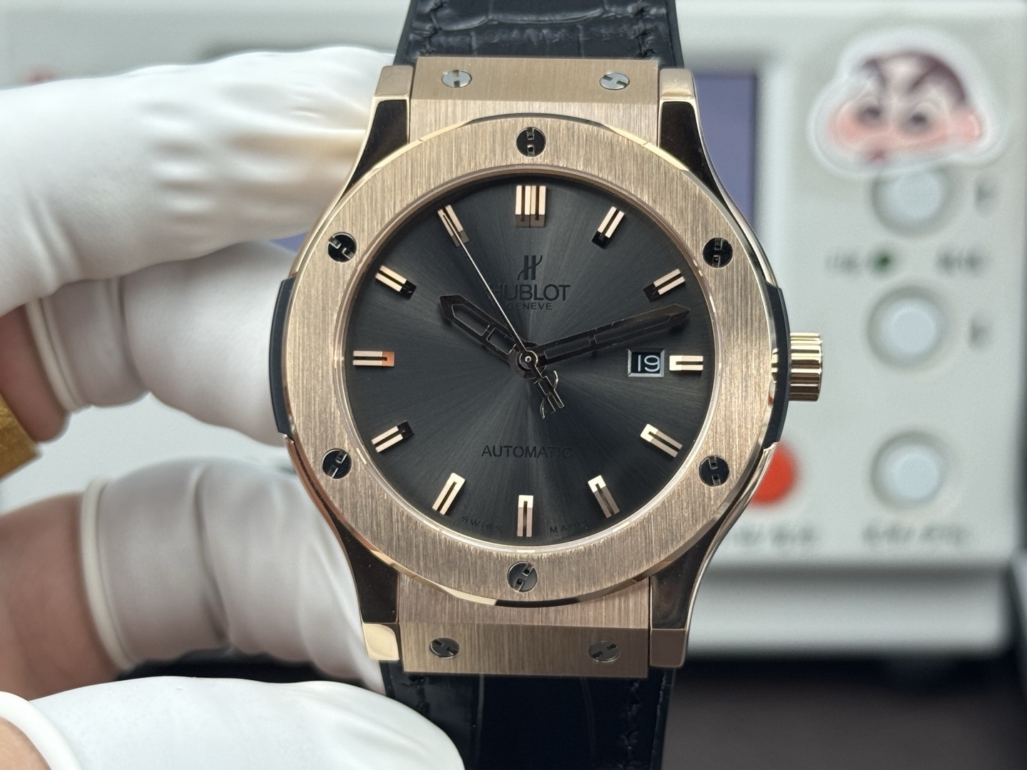 （實拍圖）HB +（宇舶）恆寶經典融合系列！升級版1：1打造 直徑45mm，耗時16個月，表殼採用同正品一致的鋼打造而成，此款乃拋光拉絲面，拉絲整潔細膩，線條流暢，圈口6顆H型鈦螺絲可與正品完全互換，力爭還原到極致！字面顏色在制表師反復調試十個月後才確認樣板，色差還原98%，字面字體採用3D印刷工藝，字母的一筆一划，大小粗細完全還原正品！機芯採用（9015零返修），機芯大小和正品完全一致，融合經典！全新力作 追求完美 歡迎您的品鑒！