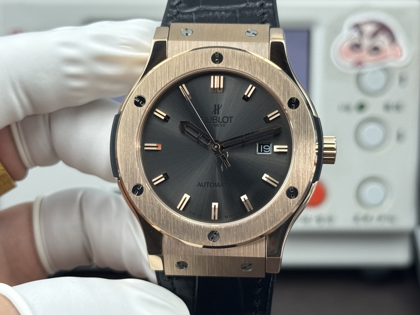 （實拍圖）HB +（宇舶）恆寶經典融合系列！升級版1：1打造 直徑45mm，耗時16個月，表殼採用同正品一致的鋼打造而成，此款乃拋光拉絲面，拉絲整潔細膩，線條流暢，圈口6顆H型鈦螺絲可與正品完全互換，力爭還原到極致！字面顏色在制表師反復調試十個月後才確認樣板，色差還原98%，字面字體採用3D印刷工藝，字母的一筆一划，大小粗細完全還原正品！機芯採用（9015零返修），機芯大小和正品完全一致，融合經典！全新力作 追求完美 歡迎您的品鑒！