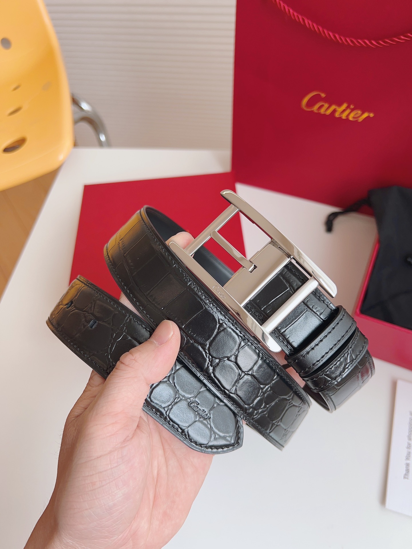 
Cartier（卡地亞）憑借匠心傑作展現與眾不同的美感，融合精湛工藝與經典設計，演繹雋永風格；瀟灑不羈，果敢獨立！此款式易搭配服飾；休閒正裝兩相宜。皮帶寬度：35mm