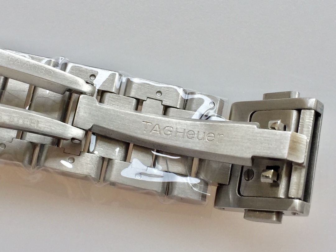 TAG泰格豪雅 卡萊拉系列WAR201A.FC6266 商務休閒款 中英文雙歷腕表 41毫米直徑 搭載2836 自動機械機芯 316L精鋼可配真皮錶帶 原裝折疊扣。