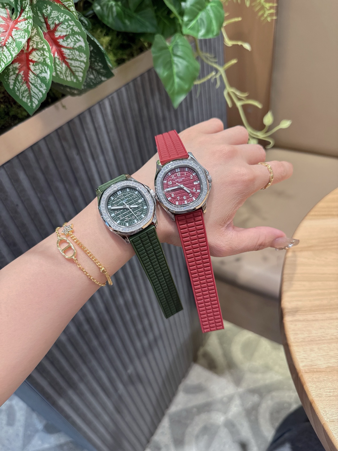 
百达翡麗  5067A 手雷 石英女表 PATEK PHILIPPE--5067A全系列石英腕表，帶來全網最佳的復刻產品和極致體驗，確保還原正品般的舒適感，尺寸35.6X7.7mm 圓潤的八角形表殼與原裝一致，走時穩定，續航持久，性價比超高。