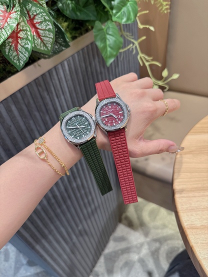 
百达翡麗  5067A 手雷 石英女表 PATEK PHILIPPE--5067A全系列石英腕表，帶來全網最佳的復刻產品和極致體驗，確保還原正品般的舒適感，尺寸35.6X7.7mm 圓潤的八角形表殼與原裝一致，走時穩定，續航持久，性價比超高。