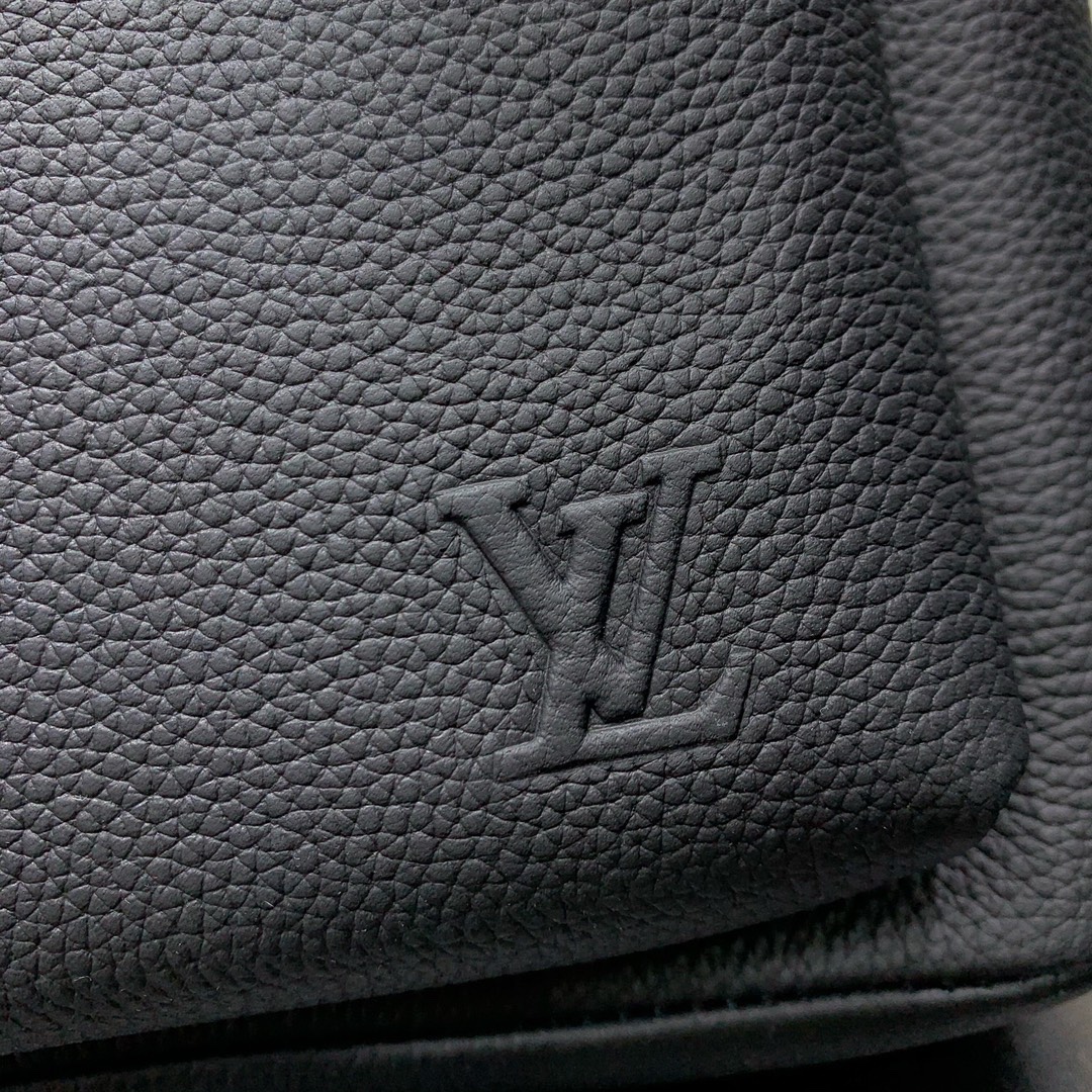 款號：M15259
       Discovery Work 雙肩包以蠟面牛皮革和織物內襯塑造寬敞構型，適宜收納日常所需。加襯隔層和貼袋可分別存放 14 寸筆記本電腦和手機，壓印 LV 字母的拉鍊外袋實現便捷取放。

42 x 19 x 32 釐米
(高 x 寬 x 長度)