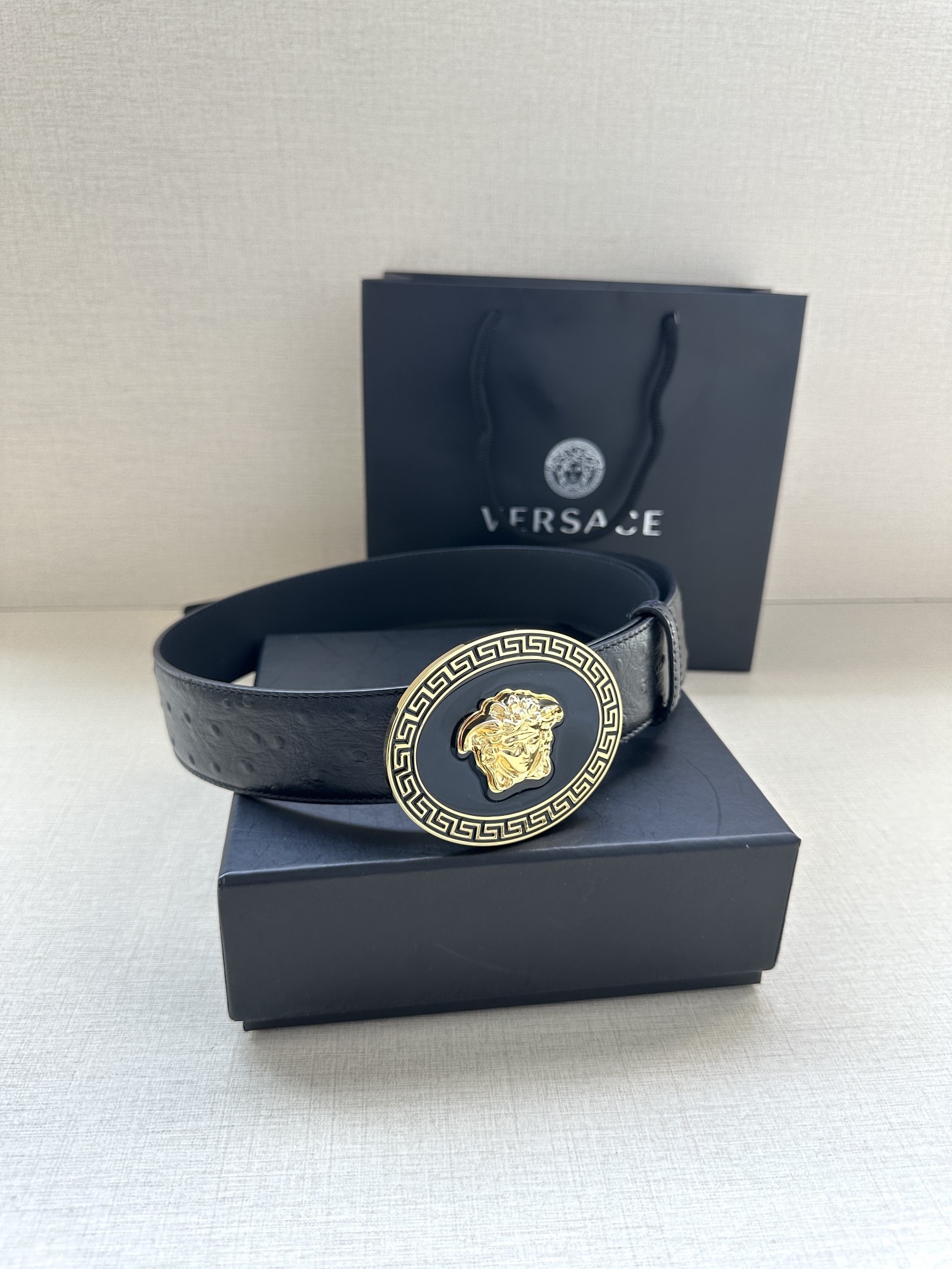 寬度：4.0cm （範思哲） 此款橢圓五金配件、腰帶飾有標誌性的Versace美杜莎頭像扣，彰顯品牌格調。是一款精美的衣櫥必備單品。