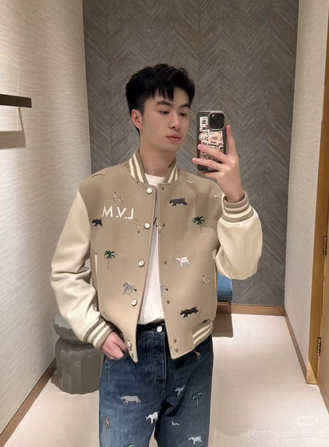 Louis Vuitton/路易威登 26ss 動物樂園刺繡棒球服外套
材質拼接：衣身採用淺卡其色羊毛混紡面料，柔軟且有挺括感；袖子為奶白色荔枝紋牛皮，質感細膩，淺色系搭配更顯清爽。

• 裝飾亮點：衣身滿印精緻動物刺繡（長頸鹿、斑馬、大象、黑豹等）與棕櫚樹圖案，左胸綴有“L.V.M.”字母標識，充滿童趣與度假感，辨識度極高。

• 版型結構：經典棒球服版型，羅紋條紋領口/袖口/下擺，防風收型；正面按扣開合，兩側配白色撞色插袋，兼顧實用性與設計感。
N SIZE:S-XL
