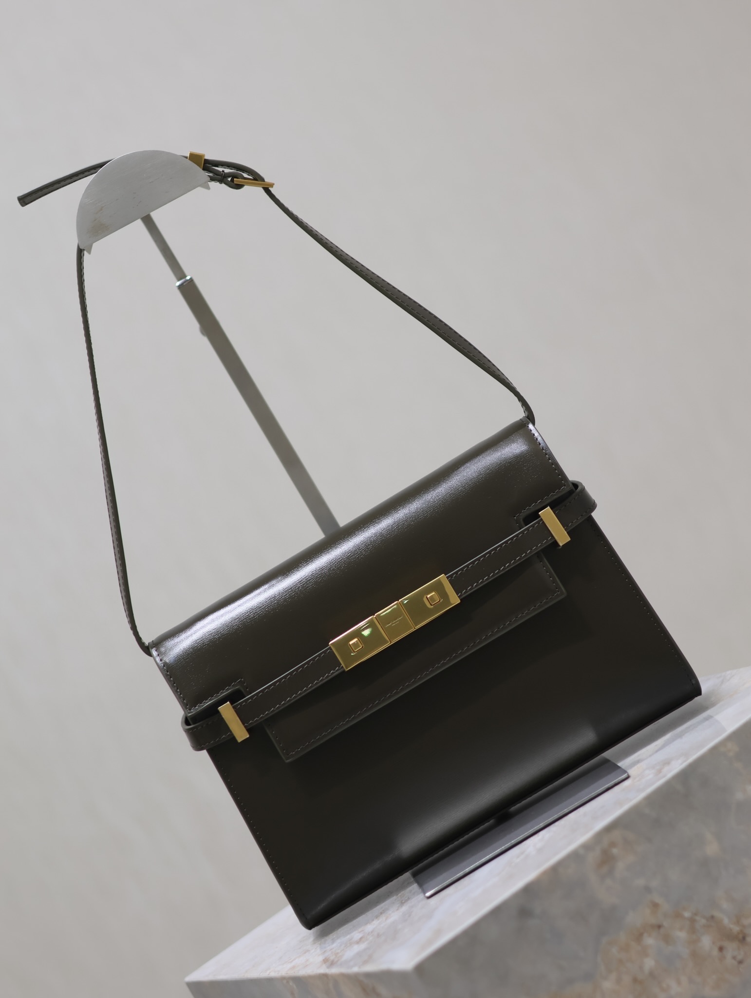 Manhattan_24cm
專櫃同步新款Manhattan法棍包小號24cm全新到貨！最新包型翻蓋曼哈頓法棍包，一改以往經典的logo，取而代之低調簡約的設計風格，它有點像H家的凱莉，很有復古的味道！商務➕休閒兩者結合，總結起來就是百搭！可以手拿，可以單肩或斜挎，一包多用，滿足了商務型女士，又滿足了小女生的休閒！精心挑選的原廠皮、完美的走線、精緻的五金讓整個包包都散髮出高級的味道！
型號：675626
尺寸：24x17.5x6cm