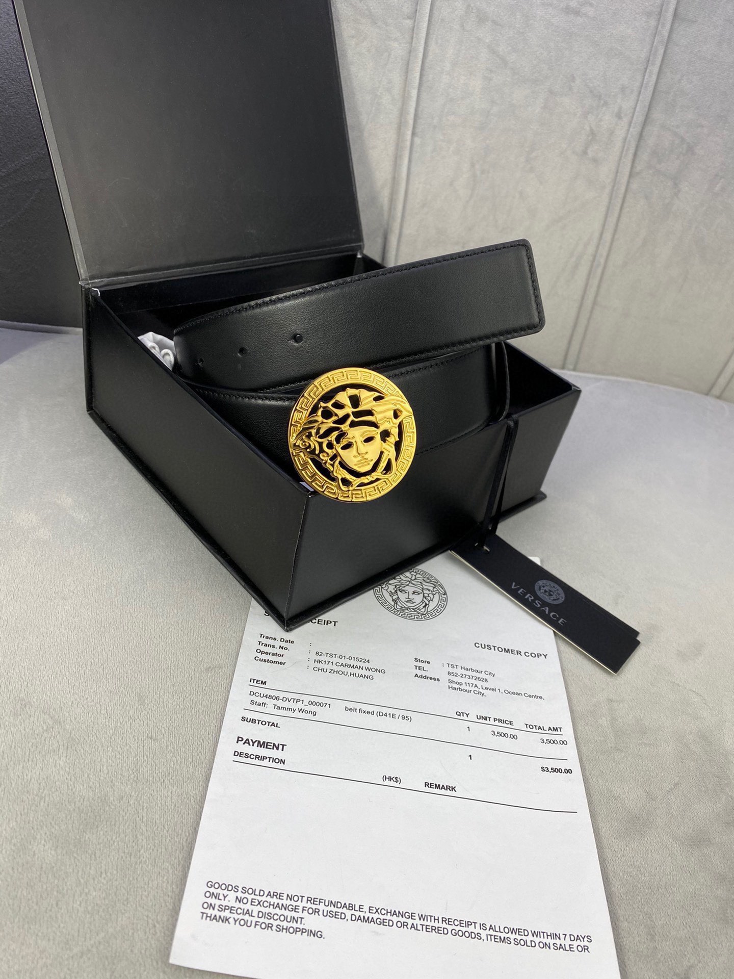 寬度3.8cm VERSACE（範思哲）此款平面皮帶採用小牛皮製成，配有一枚真空電鍍美杜莎頭像腰帶扣，採用穿孔閉合。