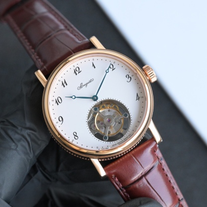 224年前，阿伯拉罕-路易·宝玑先生在他所创立的巴黎钟表堤岸制表工坊中，创造了制表史上令无数人赞叹的陀飞轮调速装置。这一无比复杂的精密机构彰显了宝玑先生卓然超群的远见与创想，时至今日仍对高级制表业有着重要意义。至今，陀飞轮的作用和意义已不仅是提高走时的精准度，而是谱写了制表领域的辉煌篇章。宝玑陀飞轮时计臻品在百年征程中不断创新，超越自我，集精湛机械制造技艺与深厚美学原理于一身，创制出演绎复杂迷人的机械世界。腕表的表冠上刻有著名的宝玑品牌标志，从侧面我们可以看到表王宝玑著名的钱币纹饰，代表着温文尔雅