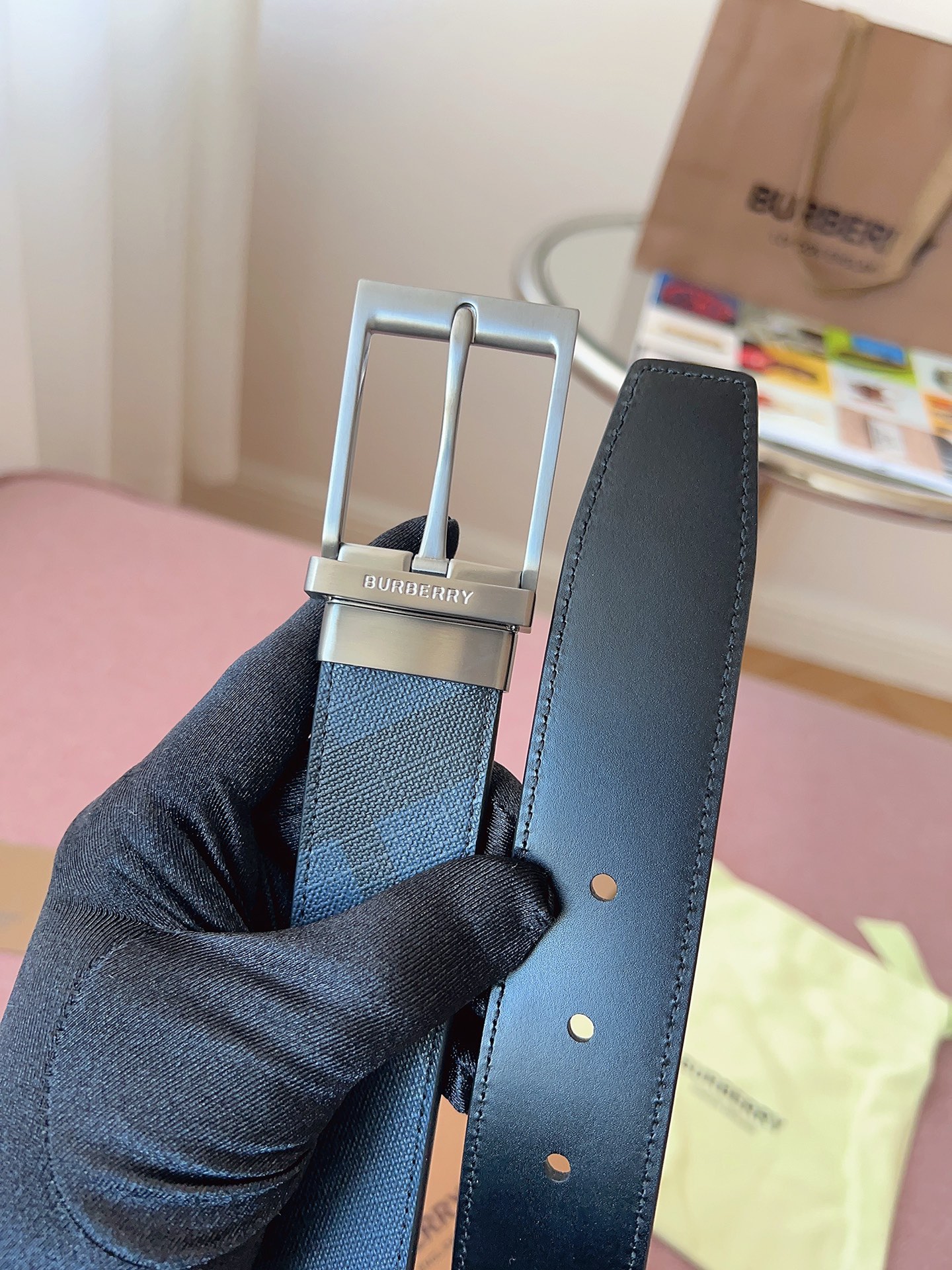 
Burberry博柏利品牌始終秉承傳統精髓，彰顯卓爾不凡的匠制工藝，優雅率性的英倫設計與銳意革新的時尚理念。3.5cm