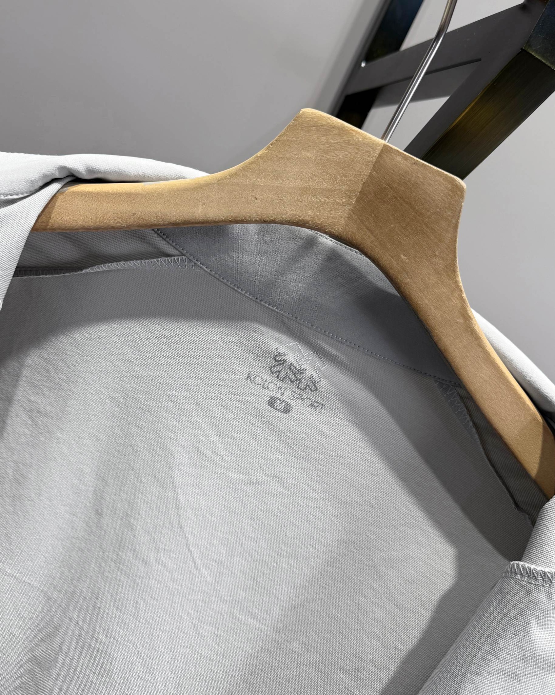 KOLON SPORT可隆🧊🧊  輕量涼感防曬衣情侶款  

戶外輕量化涼感防B1145曬衣上新🆕 ，可隆專櫃同款 在售💰1585+

採用功能性專業戶外防曬型針織材料 88的錦綸和12的氨綸 有非常好的彈性 和防水透氣功能  防曬值upf245+不怕曬傷，縱享戶外陽光☀️有專業檢測報告
彈力接觸涼感，緩解體熱，輕量御風 ，手腕彈力帶收口 ，貼合手腕的同時 提升鑽風性能 ，面料彈力十足 透氣性高  在運動出汗時 ，減少熱量 和粘附感
如果突降小雨還有功能性防水功能 

品質面料做工都無