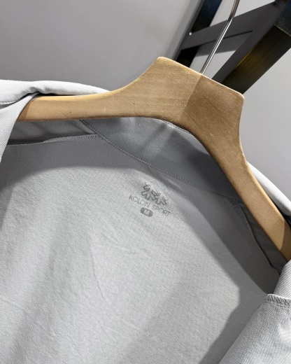 KOLON SPORT可隆🧊🧊  輕量涼感防曬衣情侶款  

戶外輕量化涼感防B1145曬衣上新🆕 ，可隆專櫃同款 在售💰1585+

採用功能性專業戶外防曬型針織材料 88的錦綸和12的氨綸 有非常好的彈性 和防水透氣功能  防曬值upf245+不怕曬傷，縱享戶外陽光☀️有專業檢測報告
彈力接觸涼感，緩解體熱，輕量御風 ，手腕彈力帶收口 ，貼合手腕的同時 提升鑽風性能 ，面料彈力十足 透氣性高  在運動出汗時 ，減少熱量 和粘附感
如果突降小雨還有功能性防水功能 

品質面料做工都無