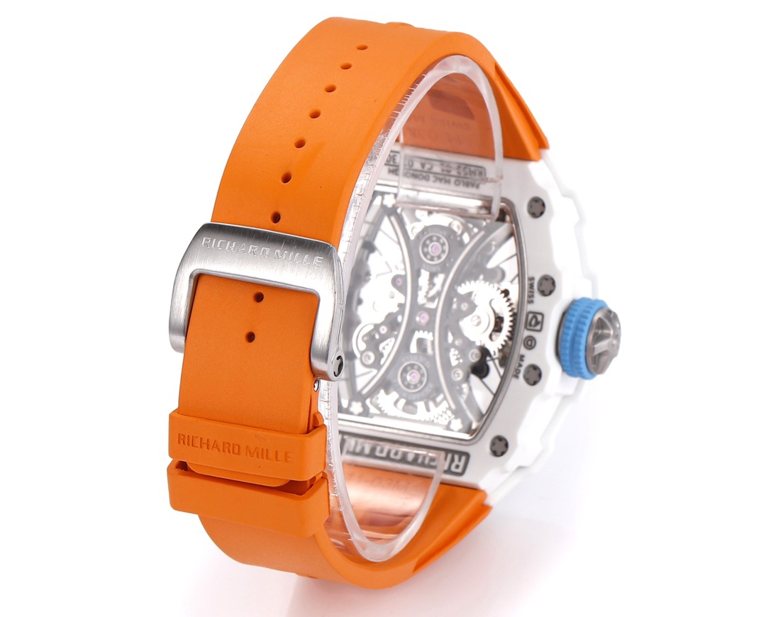 白色TPT石英纖維
【RICHARD MILLE】理查米爾RM53-01 將腕表設計與運動賽事相互結合，完美詮釋了賽場上的勇者堅定信念、頑強拼搏的精神。RM53-01以馬術運動為背景，採用多種高科技材料來抵御運動時帶來的強烈撞擊，從而保證不受破壞、正常運轉。高科技材質打造如同“護具”。“RM 53-01 PABLO MAC DONOUGH”的陀飛輪腕表，此款腕表除具備運動腕表的動感與活力外，還配備了堅固的TPT®碳纖維表殼、層壓藍寶石水晶表鏡以及固定機芯的懸浮式鋼索，有效的降低巨大衝擊、