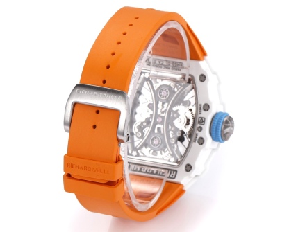 白色TPT石英纖維
【RICHARD MILLE】理查米爾RM53-01 將腕表設計與運動賽事相互結合，完美詮釋了賽場上的勇者堅定信念、頑強拼搏的精神。RM53-01以馬術運動為背景，採用多種高科技材料來抵御運動時帶來的強烈撞擊，從而保證不受破壞、正常運轉。高科技材質打造如同“護具”。“RM 53-01 PABLO MAC DONOUGH”的陀飛輪腕表，此款腕表除具備運動腕表的動感與活力外，還配備了堅固的TPT®碳纖維表殼、層壓藍寶石水晶表鏡以及固定機芯的懸浮式鋼索，有效的降低巨大衝擊、