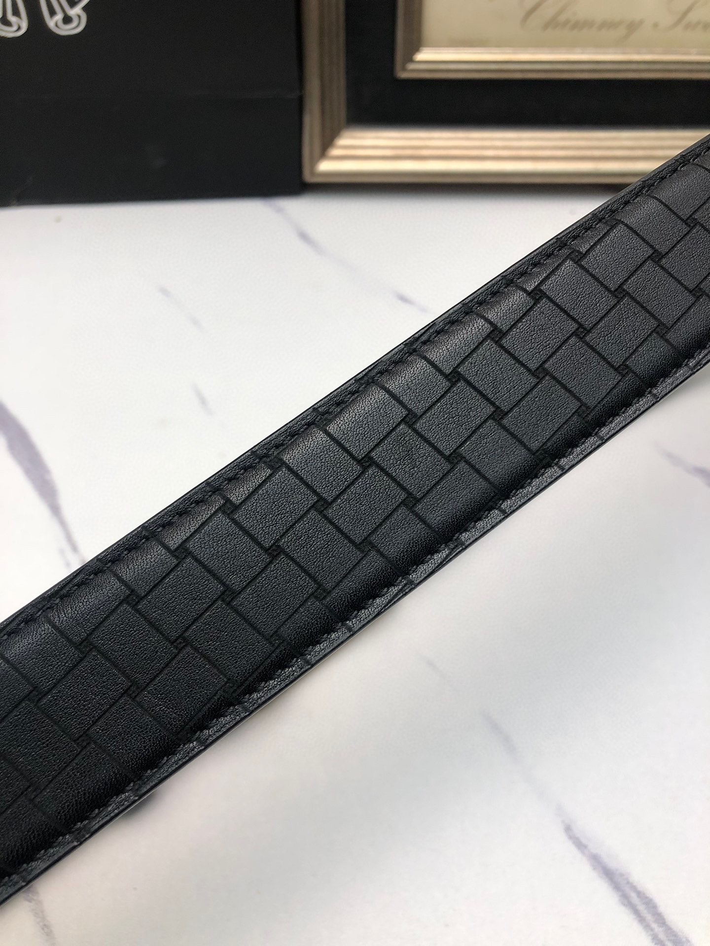 克羅星：原單頭層牛皮燙印花紋面，內襯頭層小牛皮底，搭配原單自動扣，可裁剪的自動帶，此款腰帶面雙採用意大利原定廠制進口牛皮帶身 ，對專版櫃足寬3.5