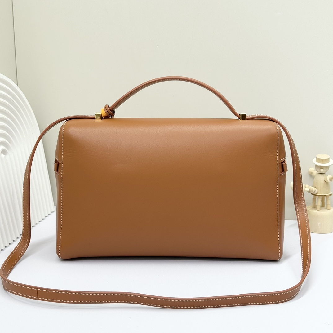 𝓛𝓸𝓻𝓸 𝓟𝓲𝓪𝓷𝓪 諾悠翩雅
𝑬𝒙𝒕𝒓𝒂 𝑩𝒂𝒈 𝑳𝟐𝟕 
寬開口加大容量斜挎包，包型設計更立體更有型，包身採用進口原廠小牛皮，手感柔軟而獨特，包包內部結構多了內袋。雙向加長拉鍊開合，配有My Charms金色金屬掛飾（LP特級純鋼五金配件）
size：27*16*10釐米
配全套專櫃禮盒包裝🎁