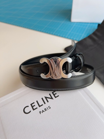 《CELINE》賽琳皮帶 celine 腰帶寬度2.5cm 超火凱旋門，手感柔軟細膩，上身效果超級好看。非常顯腰線型﹣﹣時尚必備神器﹣