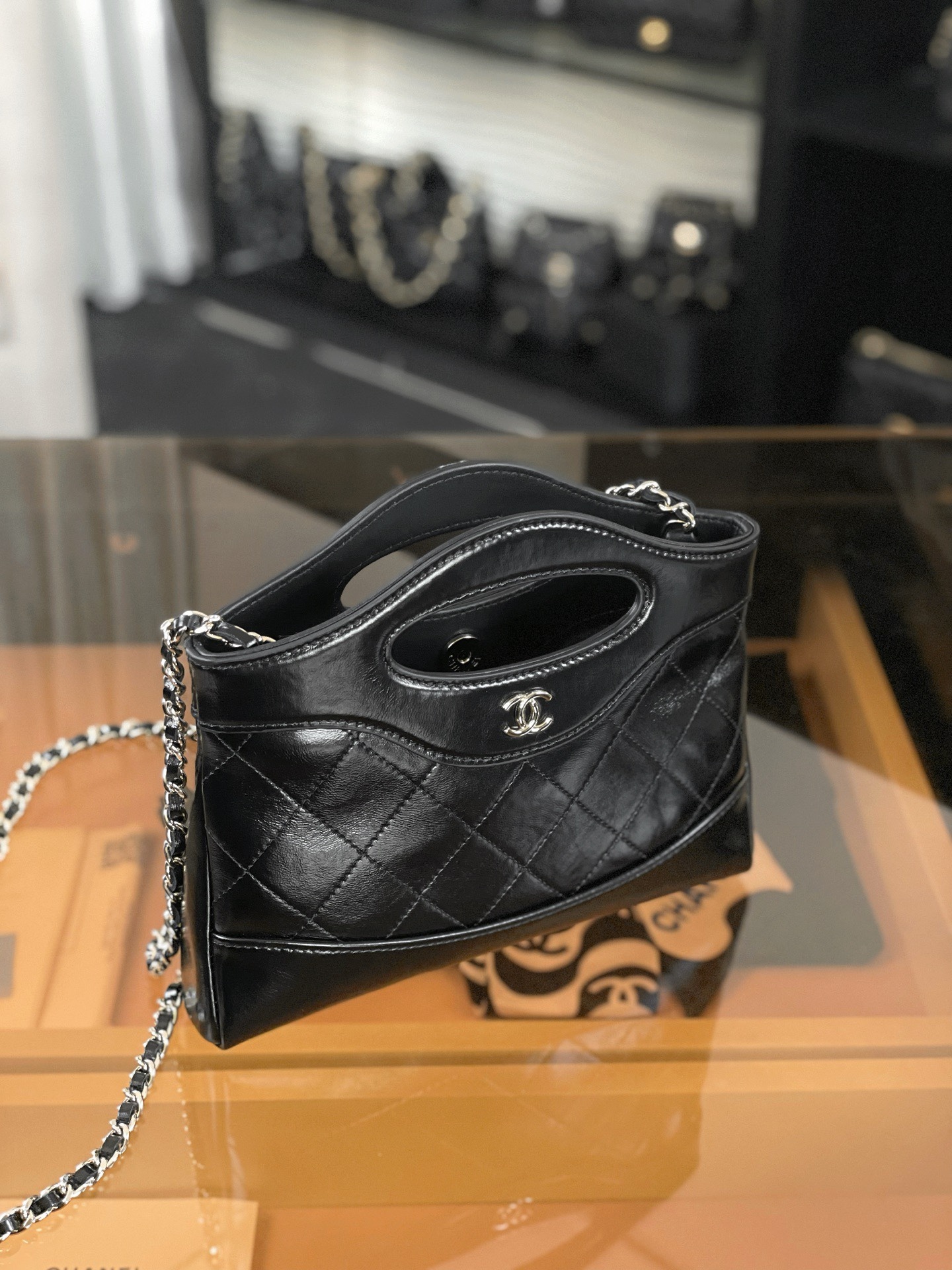 特▪️級鋼 大H實拍
全新到貨🆕𝗖𝗵𝗮𝗻𝗲𝟭 𝟮𝟓𝐏 羊皮系列
𝟥𝟣𝖡𝖺𝗀 𝖭𝖺𝗇𝗈 黑色

𝟐𝟓𝐏橫版𝟥𝟣𝗆𝗂𝗇𝗂可愛無敵𝖦𝖾𝗍❕
“包王”經典再現巧妙設計🪄
滿足了時髦精的在所期待啦…
軟萌感讓我毫無抵抗力〰️

五金：厚鍍𝟣𝟦𝖪淡金
皮料:   金標𝗓𝗉原廠小羊皮
尺寸：𝟣𝟩.𝟧*𝟤𝟢.𝟧*𝟥.𝟧 𝖼𝗆
3656