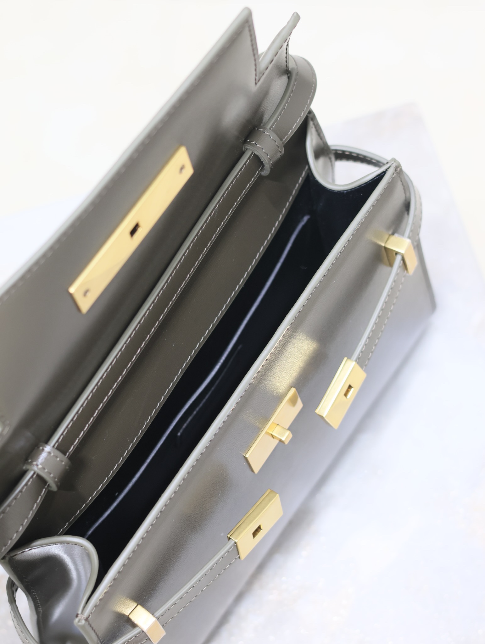 Manhattan_24cm
專櫃同步新款Manhattan法棍包小號24cm全新到貨！最新包型翻蓋曼哈頓法棍包，一改以往經典的logo，取而代之低調簡約的設計風格，它有點像H家的凱莉，很有復古的味道！商務➕休閒兩者結合，總結起來就是百搭！可以手拿，可以單肩或斜挎，一包多用，滿足了商務型女士，又滿足了小女生的休閒！精心挑選的原廠皮、完美的走線、精緻的五金讓整個包包都散髮出高級的味道！
型號：675626
尺寸：24x17.5x6cm