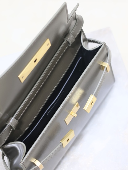 Manhattan_24cm
專櫃同步新款Manhattan法棍包小號24cm全新到貨！最新包型翻蓋曼哈頓法棍包，一改以往經典的logo，取而代之低調簡約的設計風格，它有點像H家的凱莉，很有復古的味道！商務➕休閒兩者結合，總結起來就是百搭！可以手拿，可以單肩或斜挎，一包多用，滿足了商務型女士，又滿足了小女生的休閒！精心挑選的原廠皮、完美的走線、精緻的五金讓整個包包都散髮出高級的味道！
型號：675626
尺寸：24x17.5x6cm